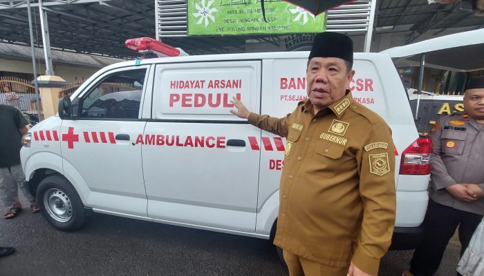 Tunaikan Janji, Hidayat Arsani Serahkan Ambulans untuk Warga Desa Pangkal Buluh
