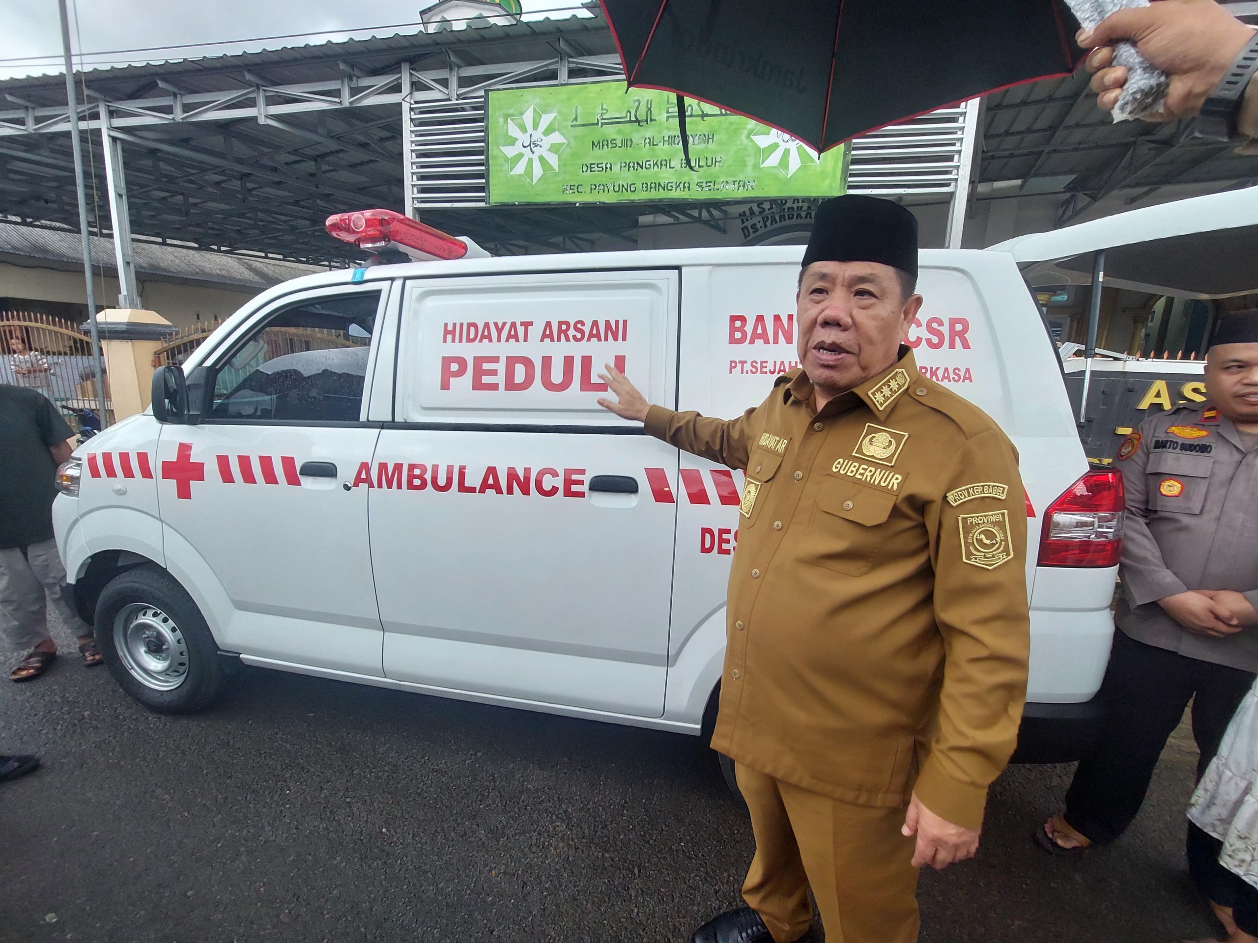 Tunaikan Janji, Hidayat Arsani Serahkan Ambulans untuk Warga Desa Pangkal Buluh