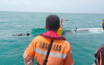 Kapal Bocor Usai Tabrak Karang Merah di Bangka, 3 Nelayan Diselamatkan