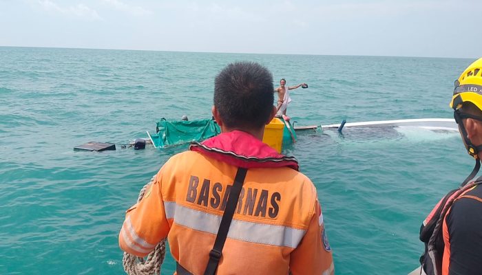 Kapal Bocor Usai Tabrak Karang Merah di Bangka, 3 Nelayan Diselamatkan