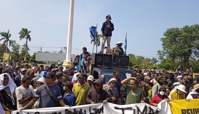 Ratusan Nelayan di Babel Geruduk Kantor Gubernur, Tuntut Cabut IUP Tambang Laut di Batu Beriga