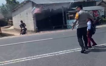 Kapolres Bangka Selatan Spontan Turun dari Mobil Bantu Anak SD Sebrang Jalan