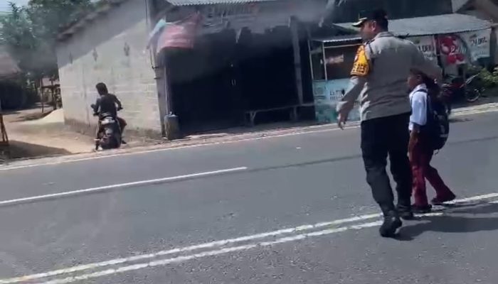 Kapolres Bangka Selatan Spontan Turun dari Mobil Bantu Anak SD Sebrang Jalan