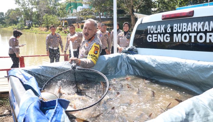 Ditlantas Polda Babel Lepas Ratusan Ikan Dan Burung di Kawasan Taman Bhaypark