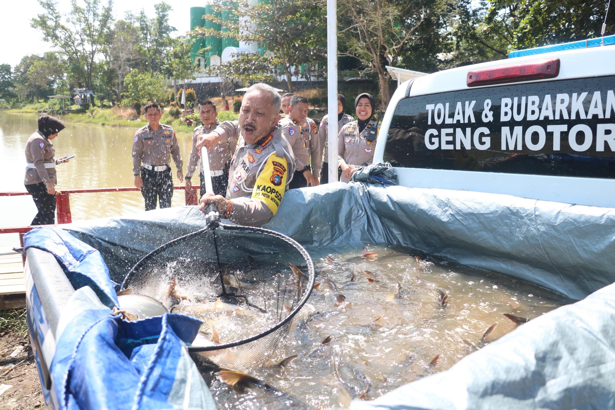 Ditlantas Polda Babel Lepas Ratusan Ikan Dan Burung di Kawasan Taman Bhaypark