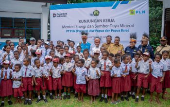 Menteri ESDM Tinjau Program Listrik Desa di Papua, Pastikan Anak Papua Bisa Belajar dengan Teknologi
