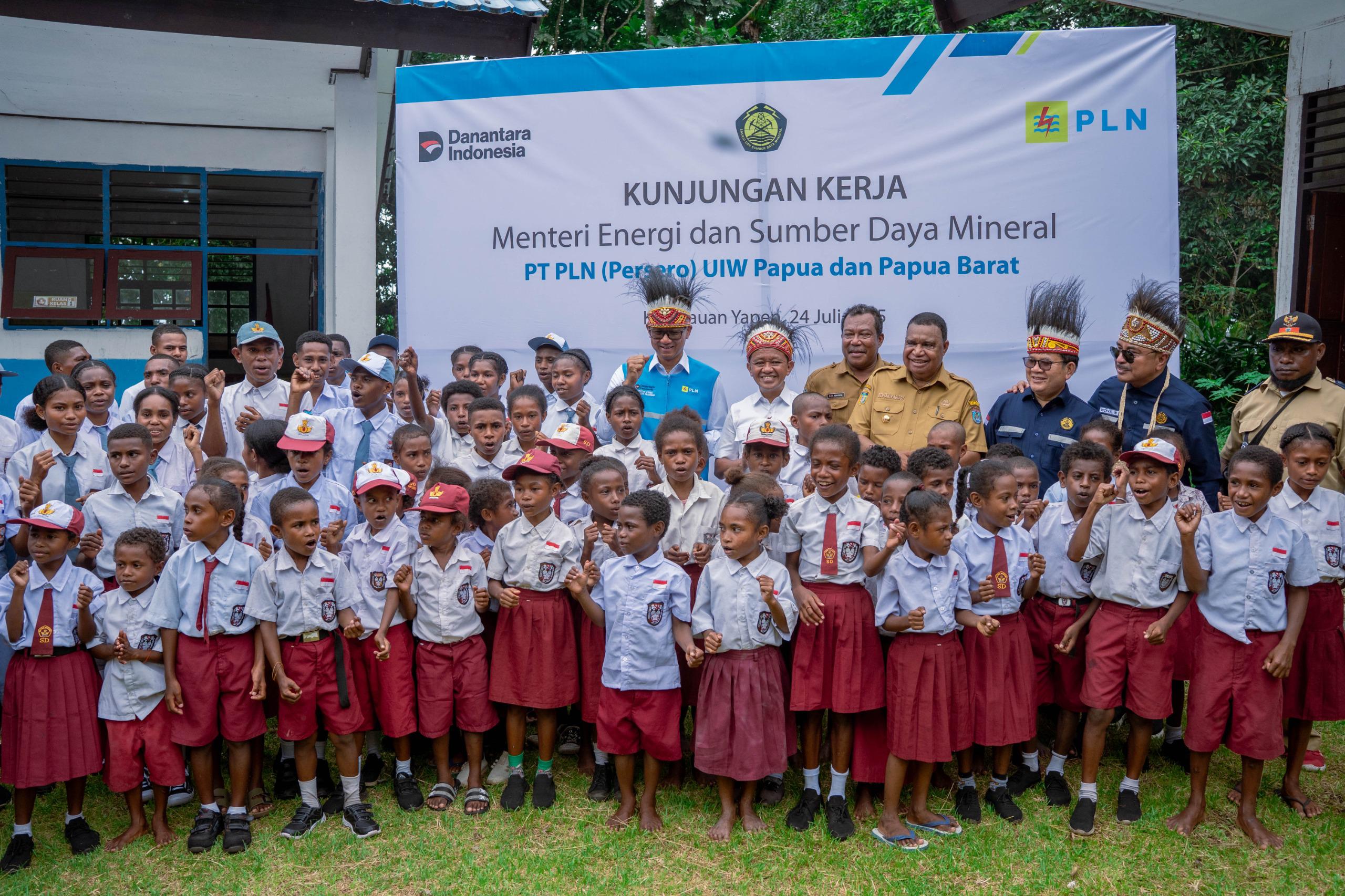 Menteri ESDM Tinjau Program Listrik Desa di Papua, Pastikan Anak Papua Bisa Belajar dengan Teknologi