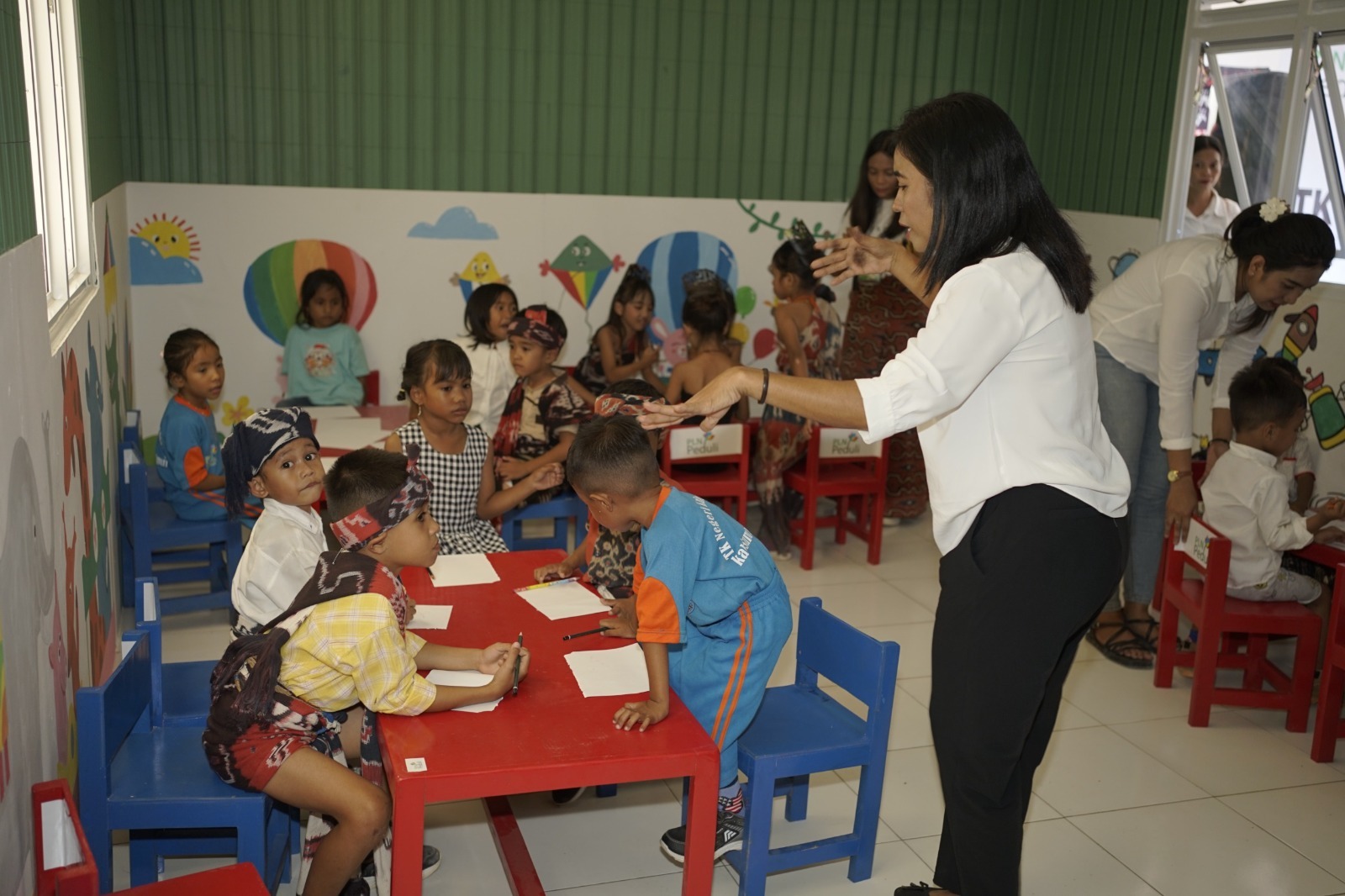 PLN Sulap Sampah Plastik Jadi Gedung TK Permanen di NTT