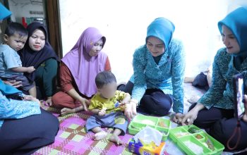 Ketua TP PKK Babel Tinjau Pelaksanaan Program PMT di Desa Serdang