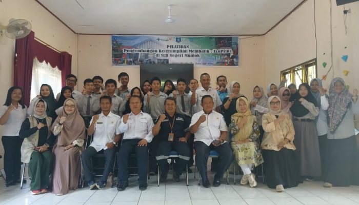 Dukung Difabel Mandiri, PT Timah Gelar Pelatihan Membatik dengan Teknik Eco Print di SLB Mentok