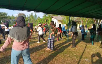 PT Timah Ajak Warga Tanjung Pakdan Hidup Sehat Lewat Senam Bersama