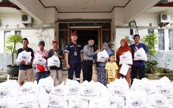 ​PT Timah Salurkan 100 Paket Sembako untuk Tekan Stunting di Bangka Selatan