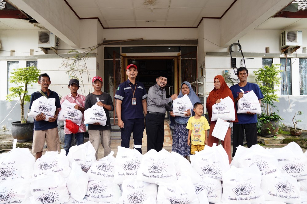 ​PT Timah Salurkan 100 Paket Sembako untuk Tekan Stunting di Bangka Selatan