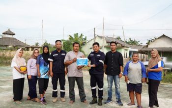 PT Timah Serahkan Bantuan untuk Peningkatan dan Perbaikan Lapangan Voli di Desa Rias