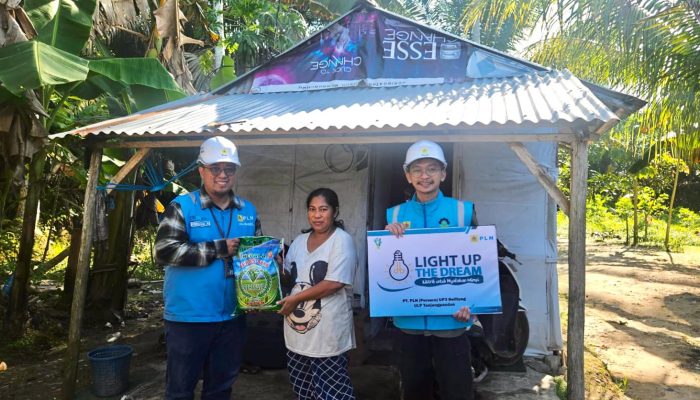 PLN ULP Tanjungpandan Sambung Listrik Gratis untuk Rumah Buruh Harian di Desa Membalong