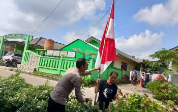 Polres Bangka Tengah Bagikan Bendera Merah Putih di Koba