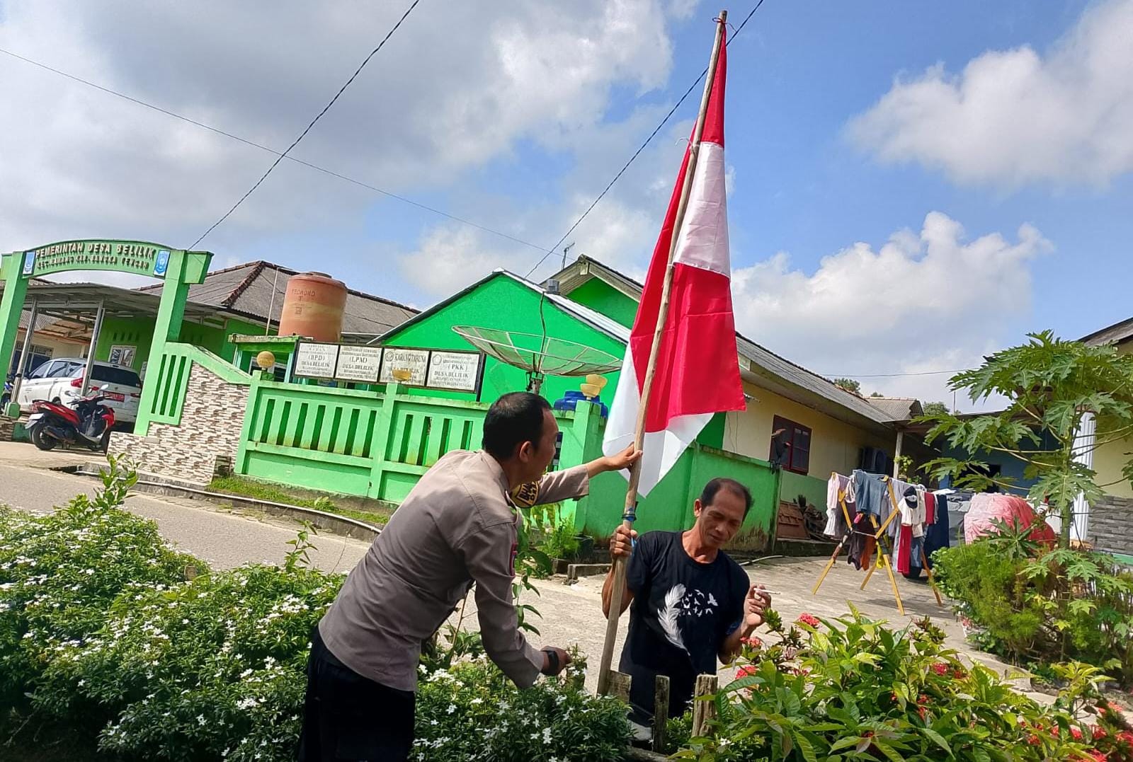 Polres Bangka Tengah Bagikan Bendera Merah Putih di Koba