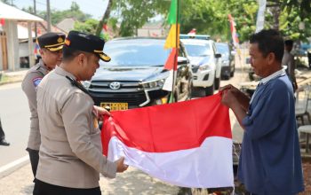 Polres Bangka Selatan Bagikan Bendera Merah Putih ke Warga dan Pengendara Jelang HUT RI