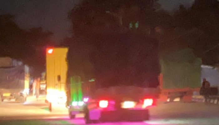 Ssstt!!! Ada 2 Oknum Aparat Terpantau di Pelabuhan, Truk Diduga Bawa Timah Ilegal Lolos Lagi
