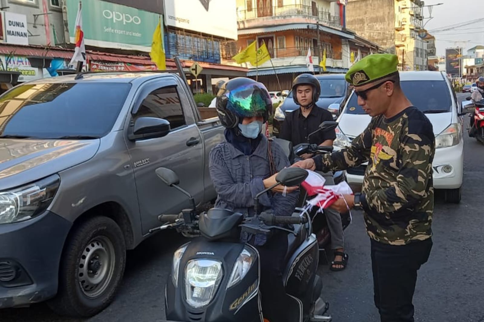 Jelang HUT ke-80 RI dan Hari Veteran, PPM Babel Bagikan Ratusan Bendera Merah Putih di Pangkalpinang