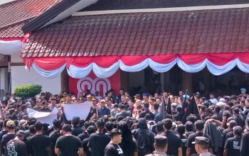 Ribuan Warga Bangka Selatan Gelar Aksi Demo di Gedung DPRD Babel, Desak Cabut Izin HTI PT HLR