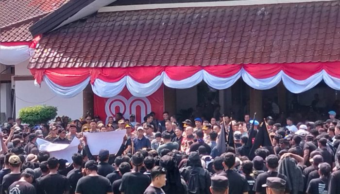Ribuan Warga Bangka Selatan Gelar Aksi Demo di Gedung DPRD Babel, Desak Cabut Izin HTI PT HLR