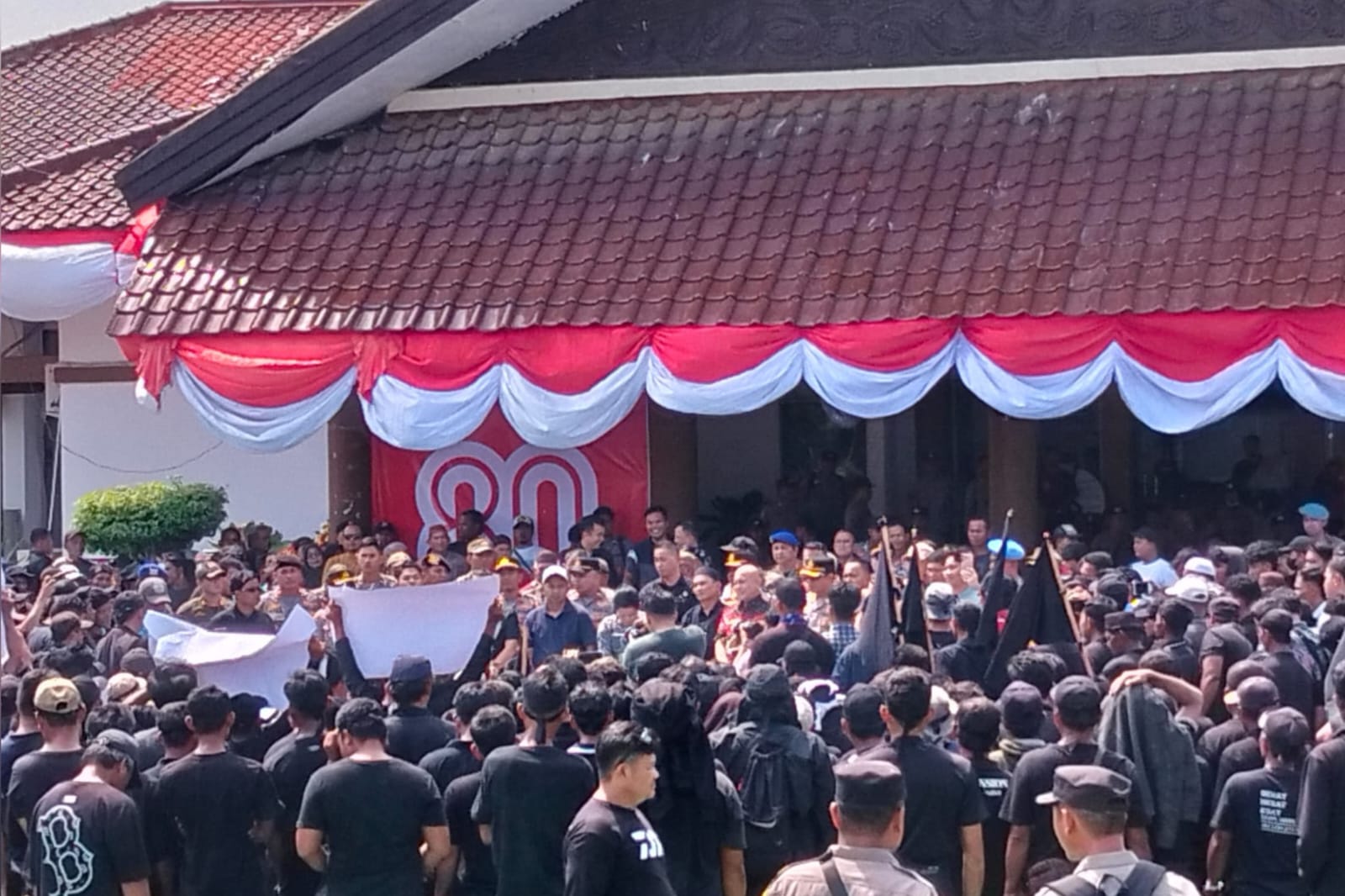 Ribuan Warga Bangka Selatan Gelar Aksi Demo di Gedung DPRD Babel, Desak Cabut Izin HTI PT HLR