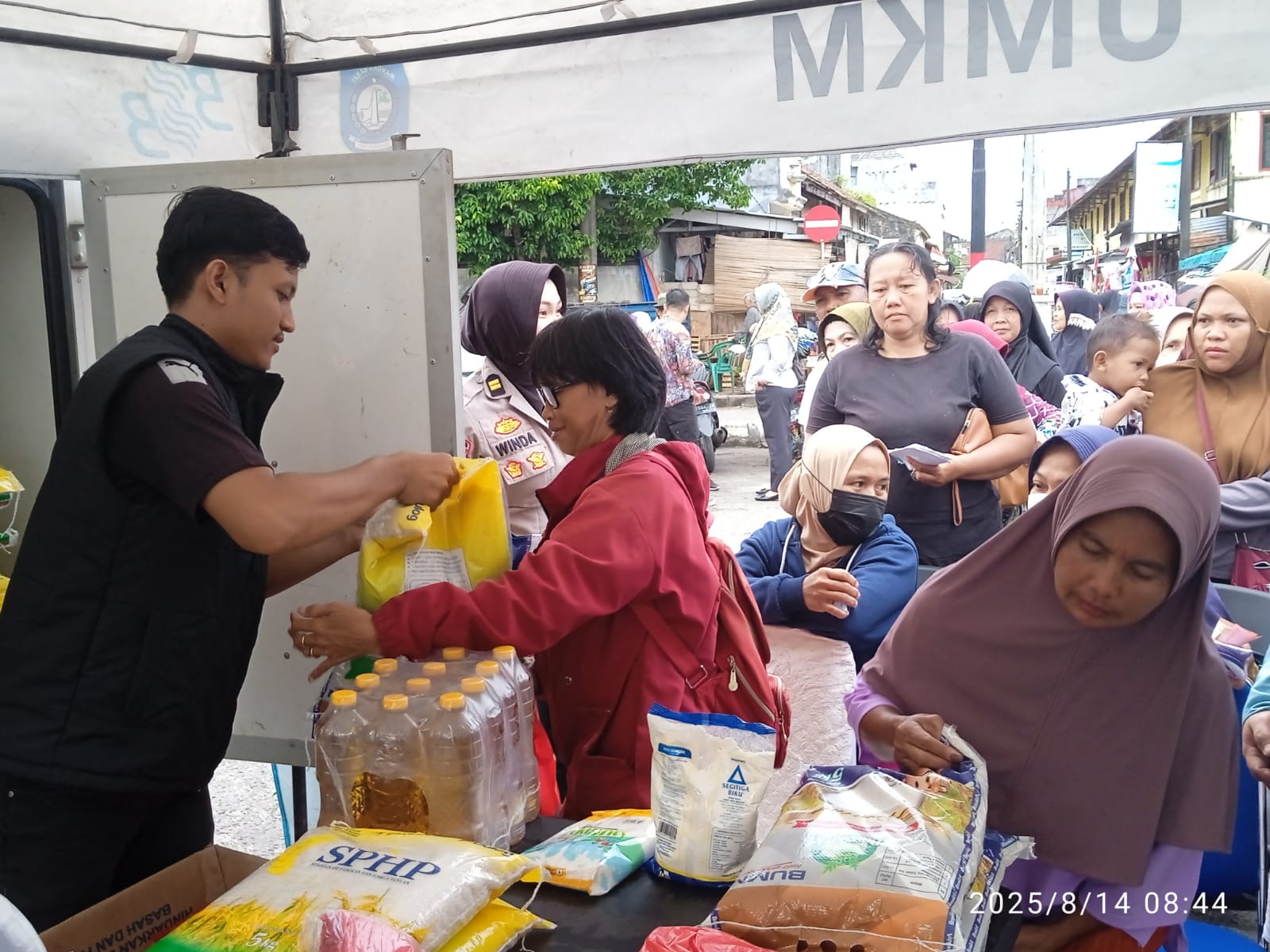 Gerakan Pangan Murah Polres Bangka Barat Diserbu Warga