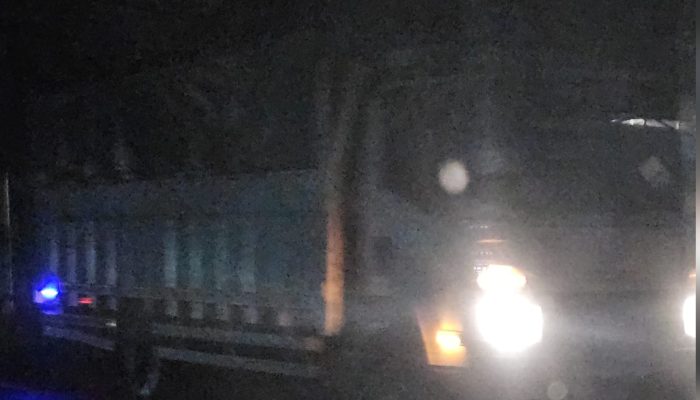 Bukan Sagu Biasa! Dua Truk Diduga Bawa Pasir Timah Dikawal Mobil Misterius hingga Pangkalpinang