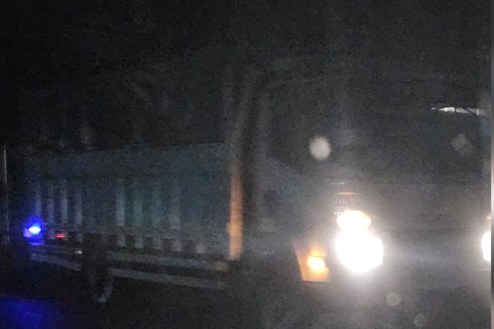 Bukan Sagu Biasa! Dua Truk Diduga Bawa Pasir Timah Dikawal Mobil Misterius hingga Pangkalpinang