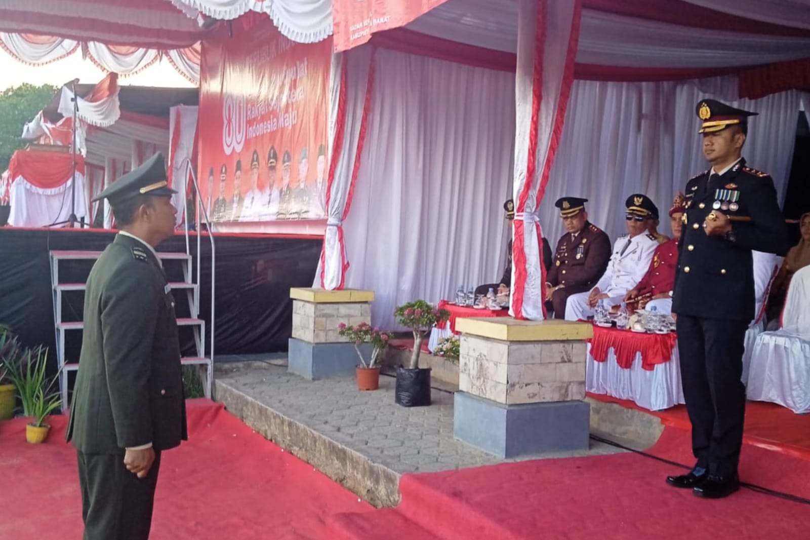 Lapangan Pemkab Bangka Barat Hening saat Kapolres Aditya Pimpin Upacara Penurunan Bendera HUT ke-80 RI