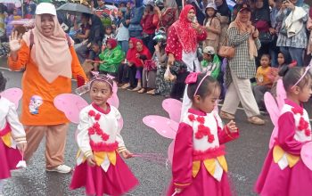 Meski Diguyur Hujan, Anak TK/PAUD di Bangka Selatan Tak Surut Semangat Ikuti Pawai Merah Putih