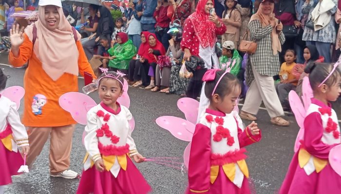 Meski Diguyur Hujan, Anak TK/PAUD di Bangka Selatan Tak Surut Semangat Ikuti Pawai Merah Putih
