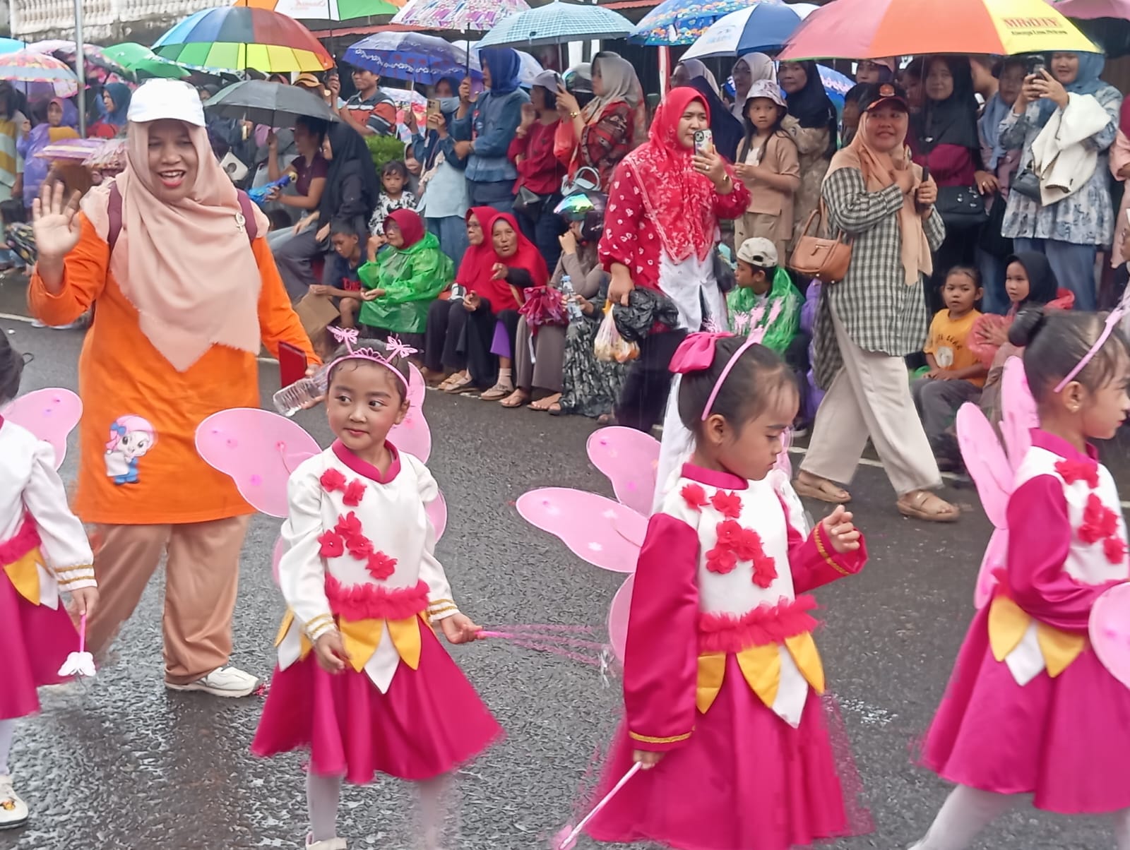 Meski Diguyur Hujan, Anak TK/PAUD di Bangka Selatan Tak Surut Semangat Ikuti Pawai Merah Putih