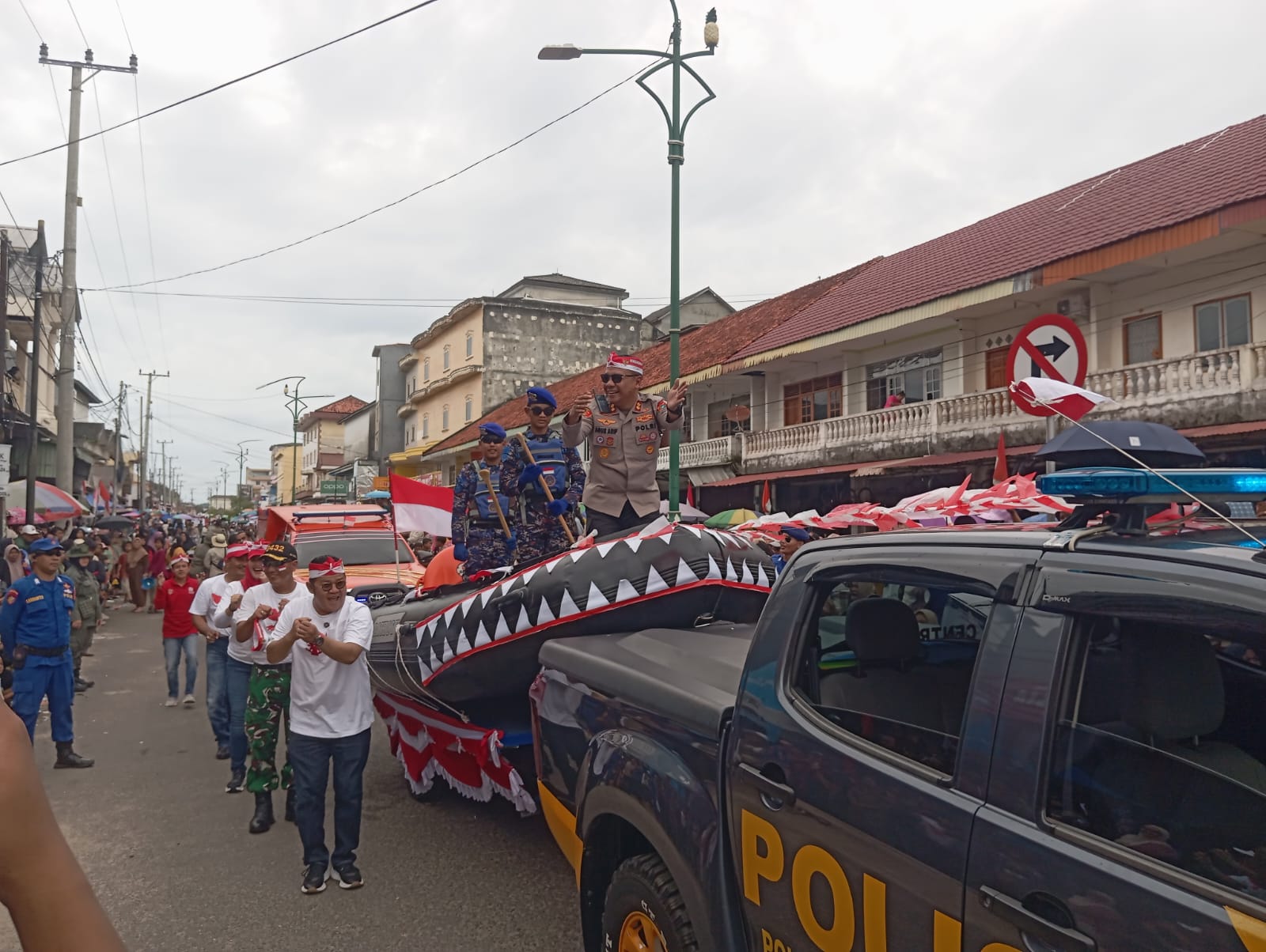 Gelak Tawa Pecah! Kapolres Basel Jadi Korban Prank Bupati dan Dandim di Karnaval HUT ke-80 RI
