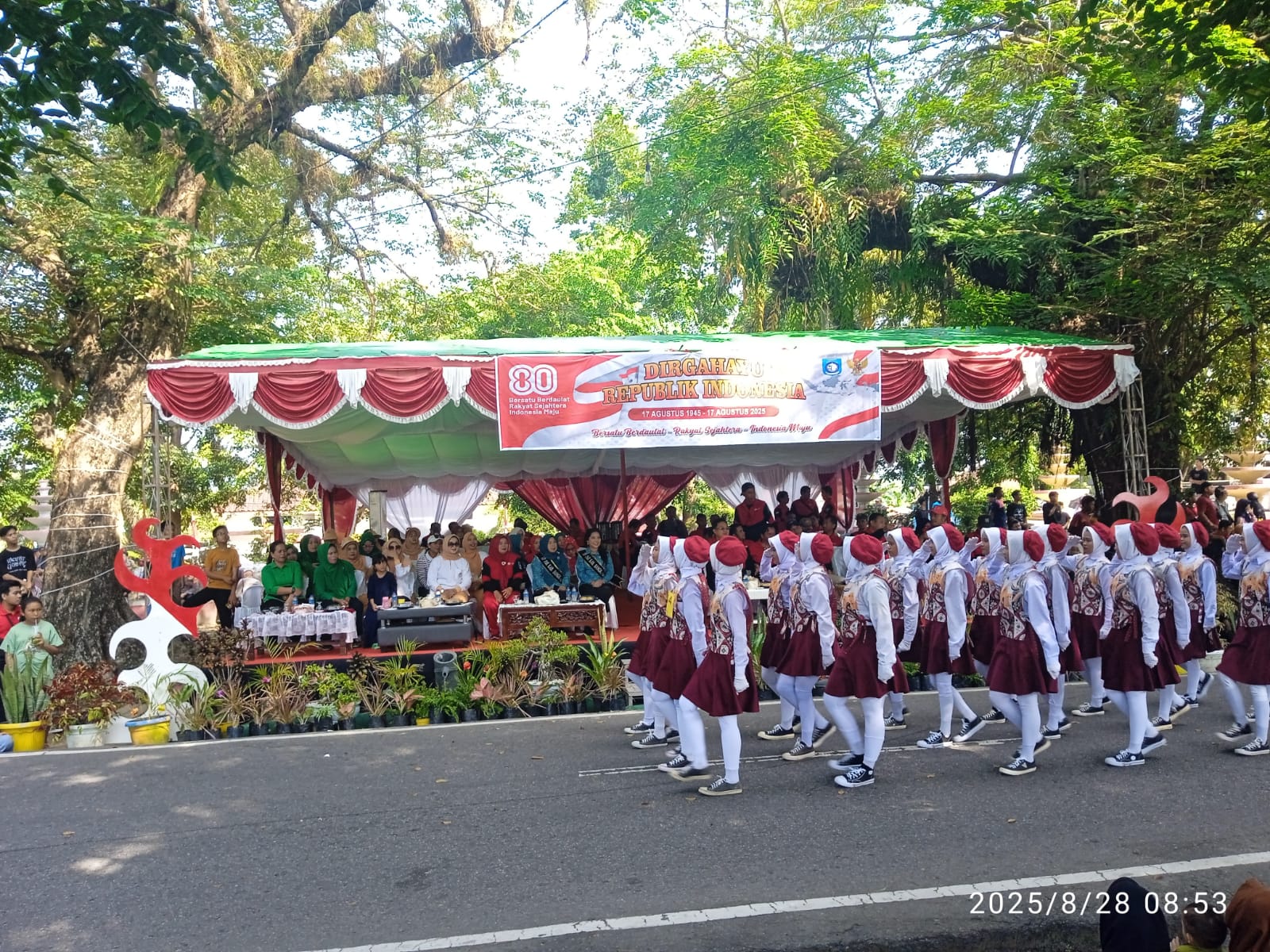 Lomba Gerak Jalan Warnai Perayaan HUT ke-80 RI di Bangka Barat, Ratusan Peserta Tampil Kreatif