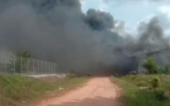 Diduga Dibakar Massa, Fasilitas PT SNS di Pulau Lepar Hangus Terbakar