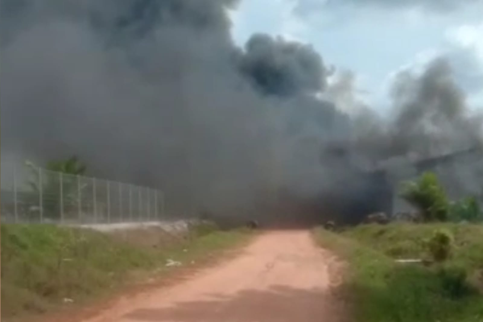 Diduga Dibakar Massa, Fasilitas PT SNS di Pulau Lepar Hangus Terbakar
