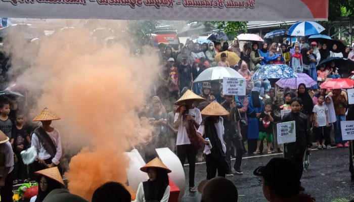 Hujan Deras Tak Halangi Warga dan Peserta Meriahkan Karnaval HUT ke-80 RI di Bangka Barat