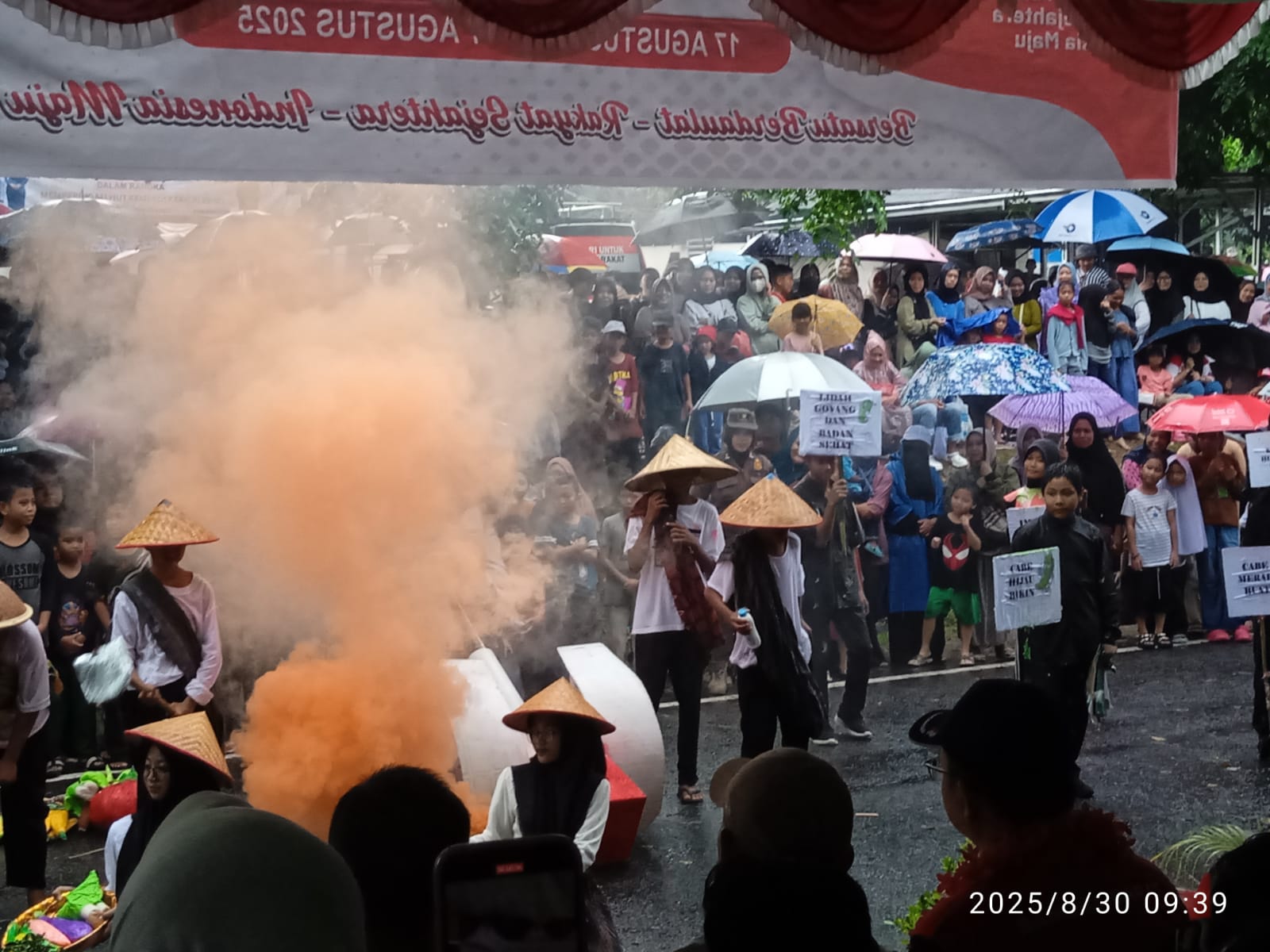 Hujan Deras Tak Halangi Warga dan Peserta Meriahkan Karnaval HUT ke-80 RI di Bangka Barat