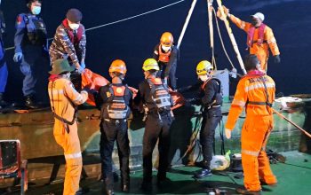 Tewas Terjebak Gas Beracun di Dalam Palka, 3 ABK Tongkang Tirta Samudera III Dievakuasi Tim SAR