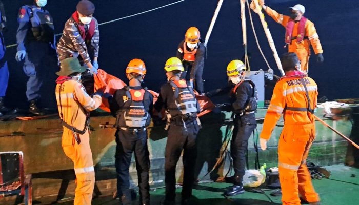 Tewas Terjebak Gas Beracun di Dalam Palka, 3 ABK Tongkang Tirta Samudera III Dievakuasi Tim SAR
