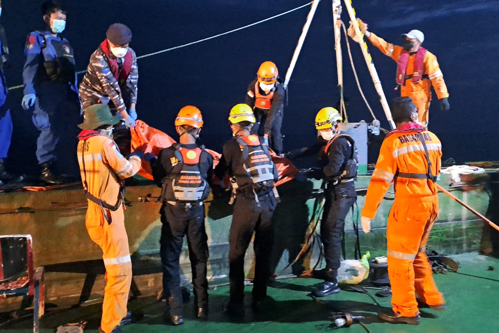 Tewas Terjebak Gas Beracun di Dalam Palka, 3 ABK Tongkang Tirta Samudera III Dievakuasi Tim SAR