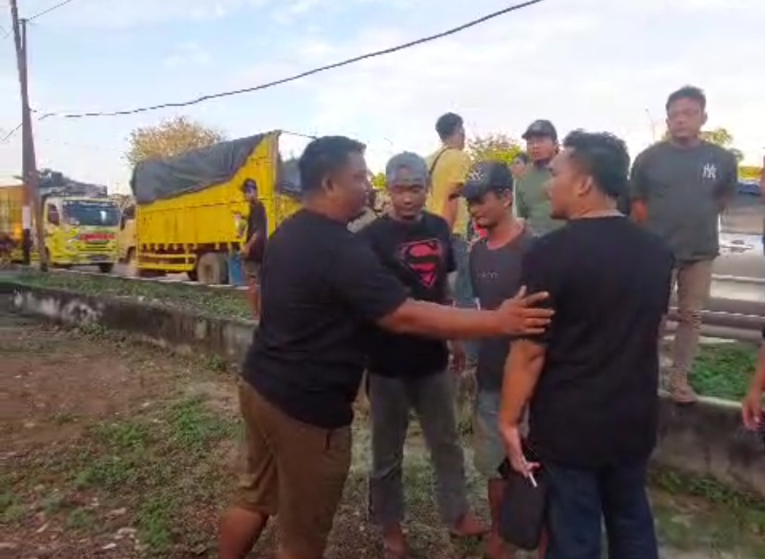 Adu Mulut Pecah, Sopir Truk dari Belitung Intervensi Wartawan PWI Basel di Pelabuhan Sadai