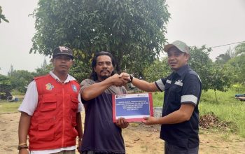 PT Timah Bantu Perbaikan Akses Jalan Nelayan di Penyusuk