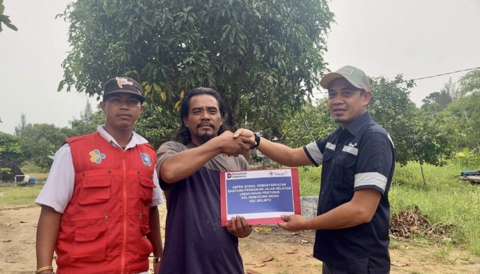 PT Timah Bantu Perbaikan Akses Jalan Nelayan di Penyusuk