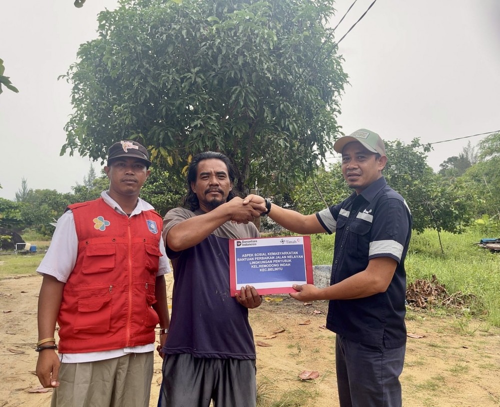 PT Timah Bantu Perbaikan Akses Jalan Nelayan di Penyusuk