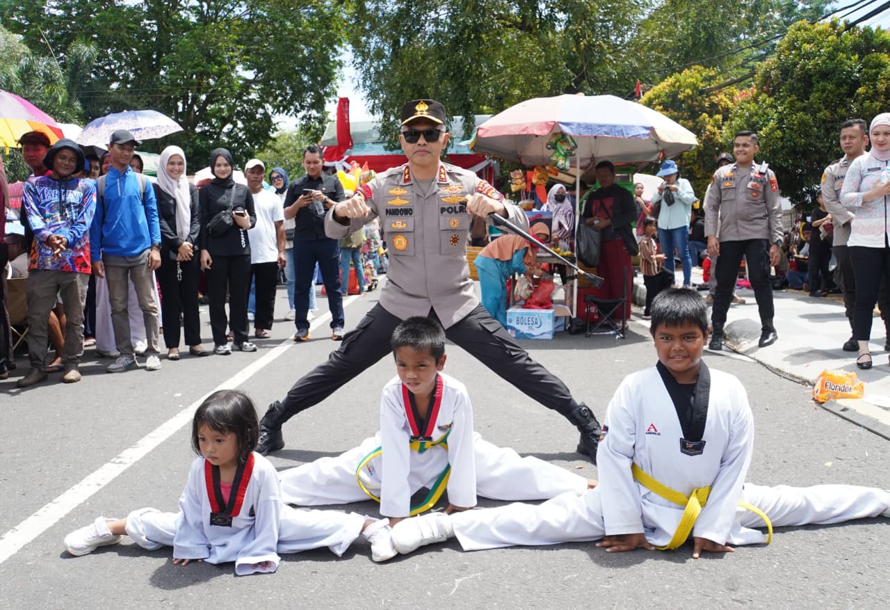 Kapolda Babel Mendadak Hadir di Karnaval HUT ke-80 RI, Sapa Peserta dan Layani Warga yang Ingin Selfie