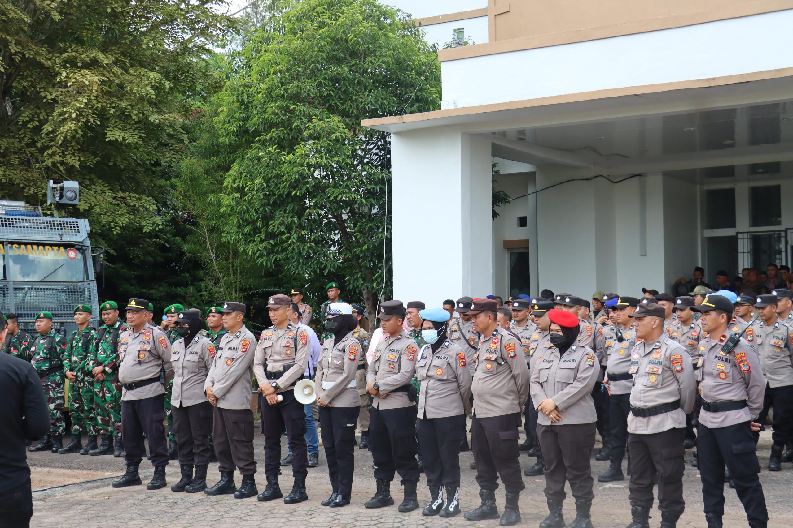 Polres Basel Kerahkan 300 Personel Gabungan Kawal Aksi Puluhan Massa di DPRD