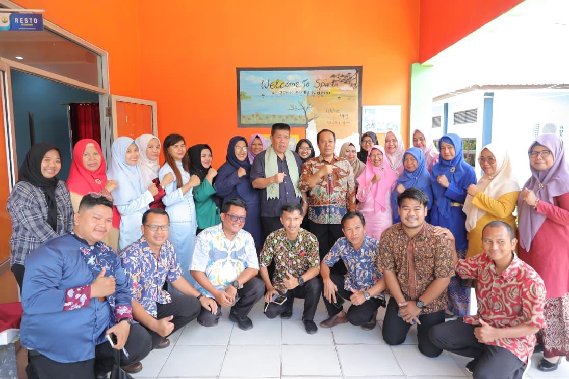 Sidak ke SMK 3 Tanjung Pandan, Hidayat Arsani Janji Sumbang AC dan Pesan Kue Buatan Siswa